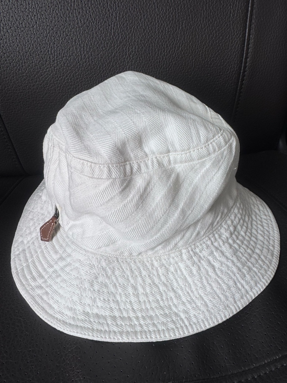 Vtg Hermès Chapeaux Motsch Off-White Cotton Bucket Hat Leather Zip 56